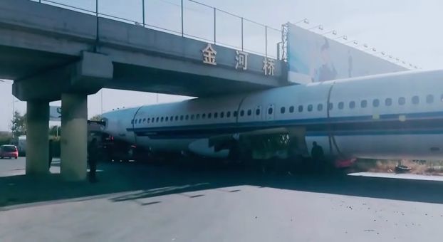  
Chiếc máy bay to bị mắc kẹt khiến nhiều người lo lắng cho sự an toàn của cây cầu. (Ảnh: WEMP).