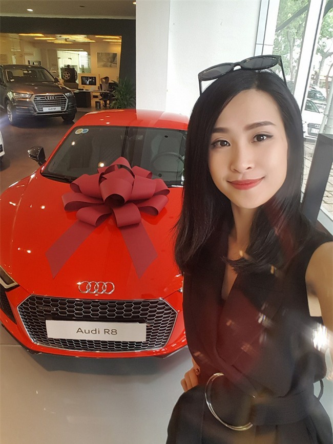  Hay như Đông Nhi, selfie với chiếc Audi mới mua ngay tại cửa hàng, vừa khoe được xe mới, vừa thấy được cận cảnh khuôn mặt rạng rỡ. 