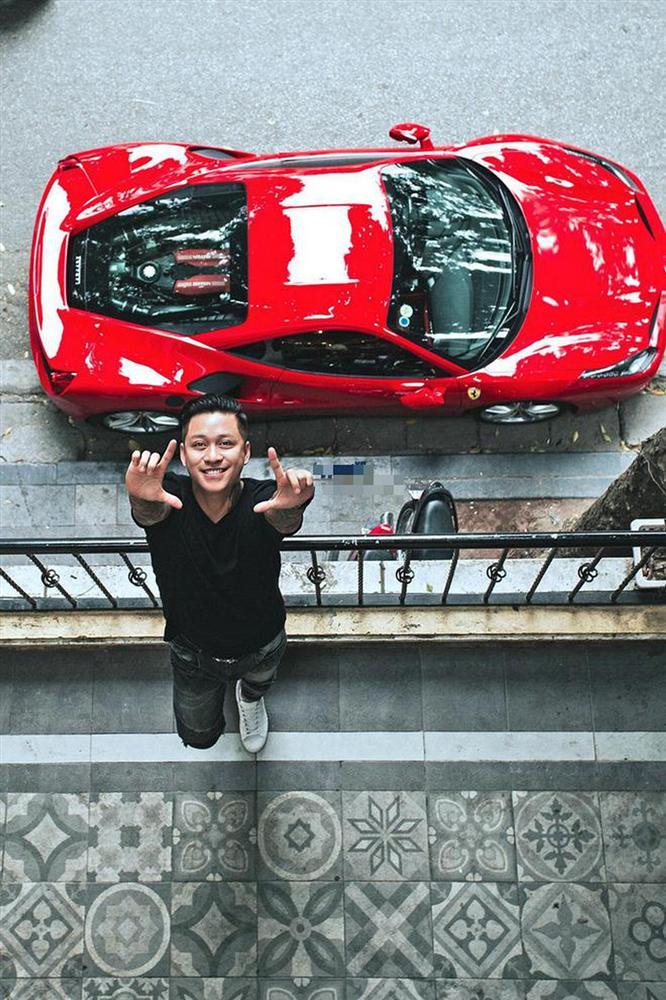  Muốn selfie thấy hết cả xe thì hãy học như Tuấn Hưng, giọng ca Nắm lấy tay anh đứng trên lầu và nhờ một người bạn đứng ở lầu cao hơn để chụp được góc ảnh này. Đây có lẽ là bức hình đầu tư và tính toán kỹ nhất khi chụp ảnh với siêu xe của sao Việt. 