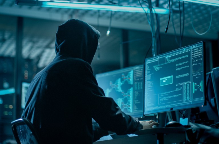  
Hacker tấn công chiếm dữ liệu rồi đòi tiền chuộc từ nạn nhân. (Ảnh: IndustryWeek).