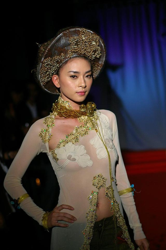  
Ngô Thanh Vân bị chỉ trích với bức ảnh mặc áo dài phản cảm từ nhiều năm trước - Tin sao Viet - Tin tuc sao Viet - Scandal sao Viet - Tin tuc cua Sao - Tin cua Sao