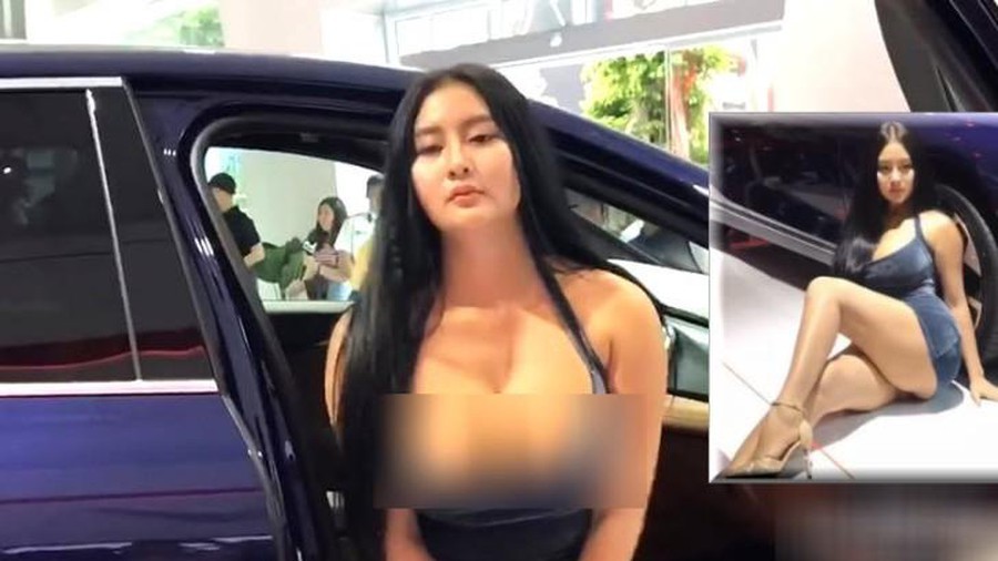 Người mẫu Ngọc Phụng tạo dáng phản cảm, cố tình lộ ngực tại Motor Show