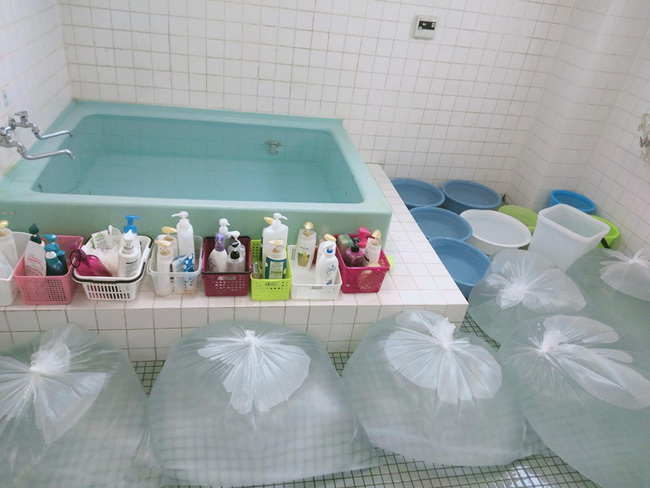  
Tích trữ nước trong nhà luôn được các bà nội trợ ở Nhật chuẩn bị một cách kỹ lưỡng (Ảnh: Facebook)