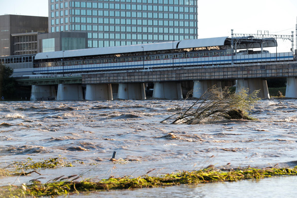  
Lũ lớn trên sông Tama, gần thù đô Tokyo (Ảnh: Reuters)