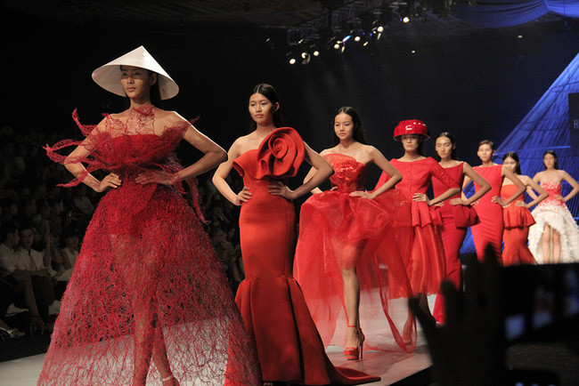  
 Việt Nam lần đầu tổ chức Tuần lễ thời trang quốc tế vào năm 2014. 