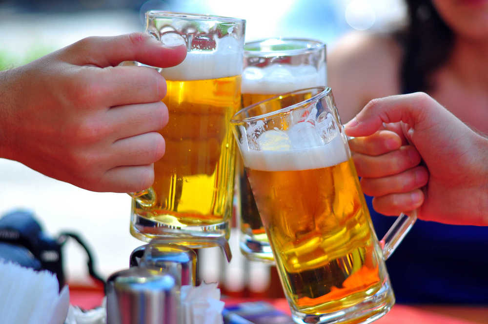  
Những người thường xuyên uống bia rượu thường có nguy cơ đột quỵ cao hơn người bình thường. Ảnh minh họa.