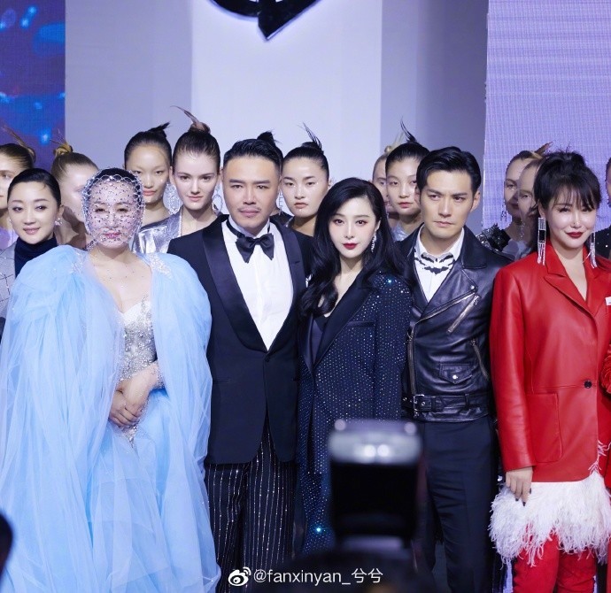  
Đại hoa đán xinh đẹp, thần thái lấn át mọi mỹ nhân bên cạnh (Ảnh: Weibo)