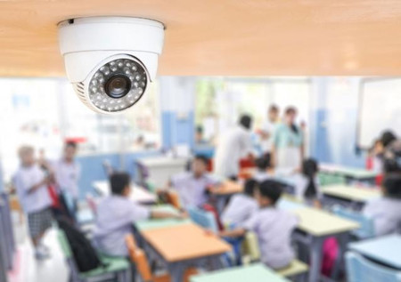  
Tuy nhiên theo ý kiến của giáo viên, camera xuất hiện trong lớp học sẽ khiến giáo viên - học sinh trở nên bị áp lực hơn (Ảnh: Internet)