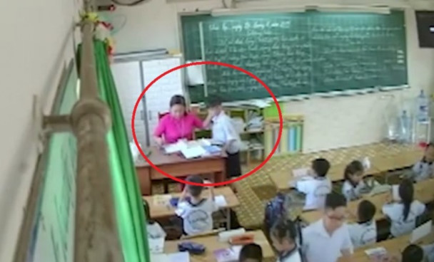  
Hình ảnh được camera ghi lại một giáo viên nhéo tai học sinh trong giờ học (Ảnh: Internet)