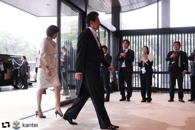  
Phu nhân thủ tướng Shinzo Abe ăn mặc hớ hênh tại buổi đăng cơ của Nhật hoàng.