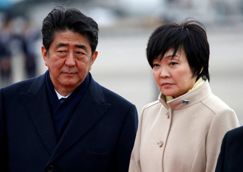  
Bà Akie từng khiến thủ tướng Shinzo Abe nhiều lần "muối mặt" trước dư luận.
