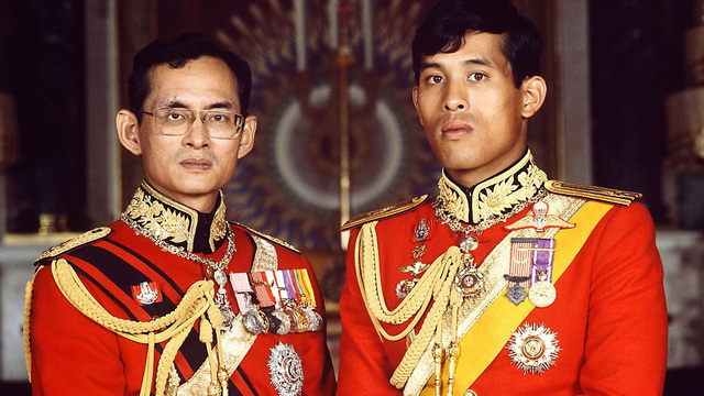  
Quốc vương Maha Vajiralongkorn và cố vương Bhumiboh Adulyadej (Ảnh: FB)