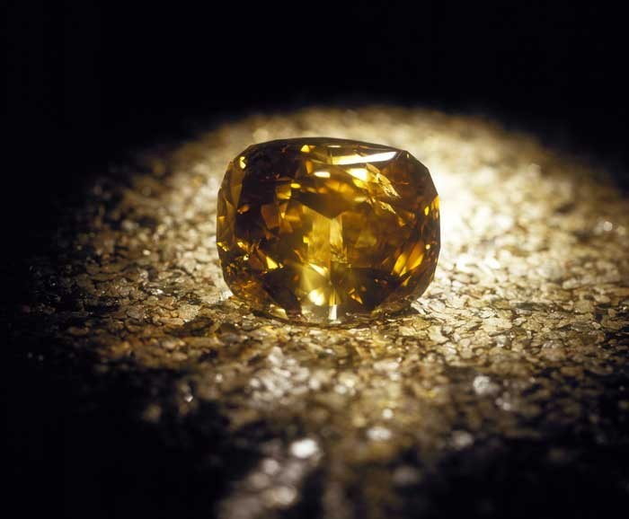  
Golden Jubilee - viên kim cương màu nâu hiếm có và đắt giá của Quốc vương Thái Lan (Ảnh: FB)