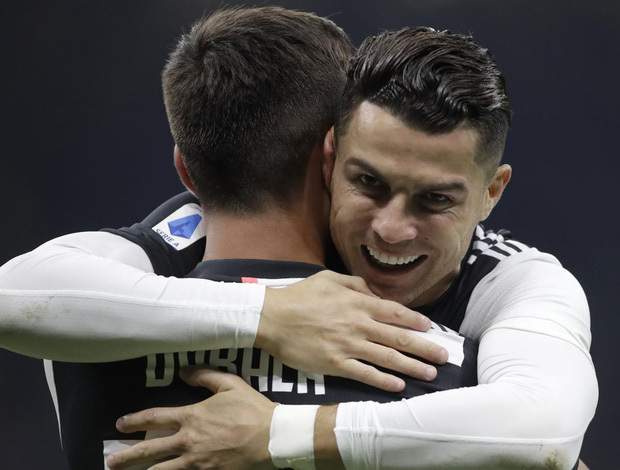  
Ronaldo đã có hành động đặc biệt với người đồng đội trẻ tuổi Dybala.