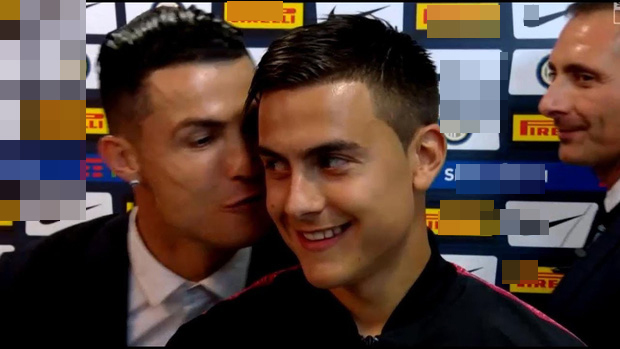 Ronaldo hôn trộm nam cầu thủ siêu đẹp trai trước vô số máy quay