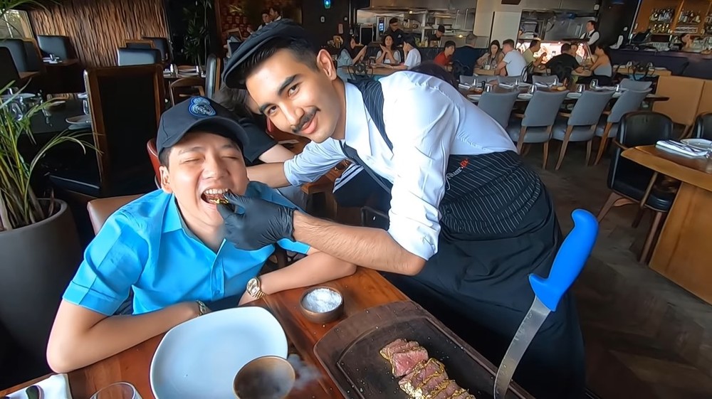  
YouTuber có tâm và có tầm khi sẵn sàng chi ra hơn 10 triệu để ăn miếng bít tết dát vàng nặng 400g tại một nhà hàng lớn ở Dubai. (Ảnh: FB)