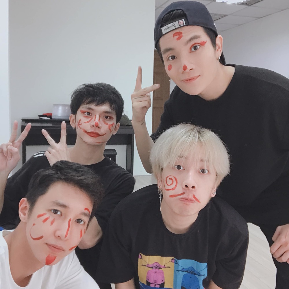  
4 thành viên của nhóm Monstar cũng dùng nét mực đỏ trang trí cho gương mặt của mình - Tin sao Viet - Tin tuc sao Viet - Scandal sao Viet - Tin tuc cua Sao - Tin cua Sao