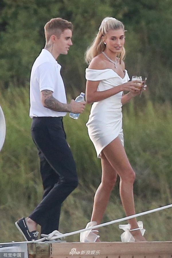  
Phiên bản màu trắng được Hailey Bieber diện trong ngày trọng đại. Đi cùng chiếc đầm ngắn trễ vai, cô nàng tôn trọn đôi chân dài và thân hình model đáng ngưỡng mộ. 
