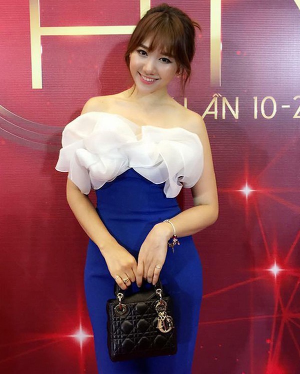  
Hari Won cũng sở hữu một chiếc túi Lady Dior da bê có giá 80 triệu. 