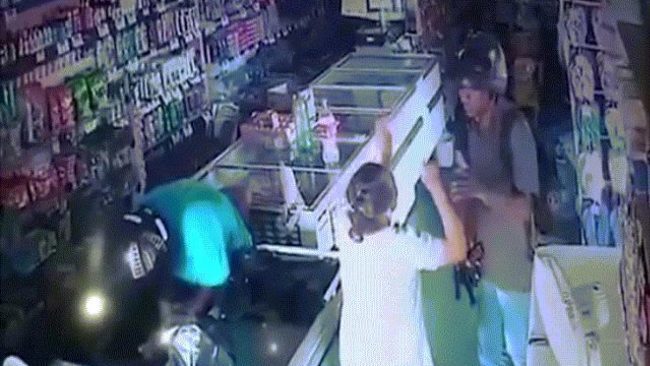  
Hai tên trộm đã xông vào một tiệm thuốc để tiến hành trộm cướp tài sản. (Ảnh cắt từ clip) 