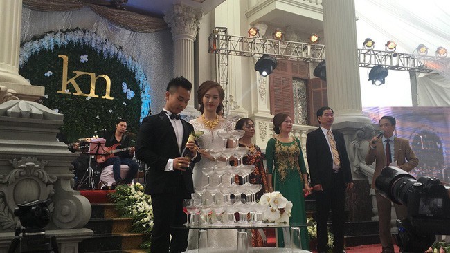  
Chú rể Anh Khoa và cô dâu Minh Nguyệt trong ngày cưới.
