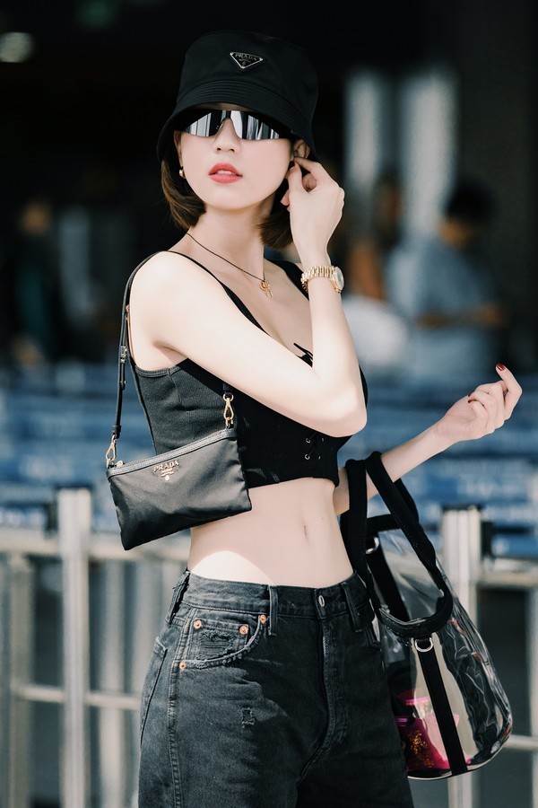  
Nói đến street style Việt không ai có thể qua Ngọc Trinh, cô nàng diện bộ cánh đen, phối túi xách hàng đi sân bay nhưng vòng eo 53 mới là điểm hút mắt người hâm mộ.