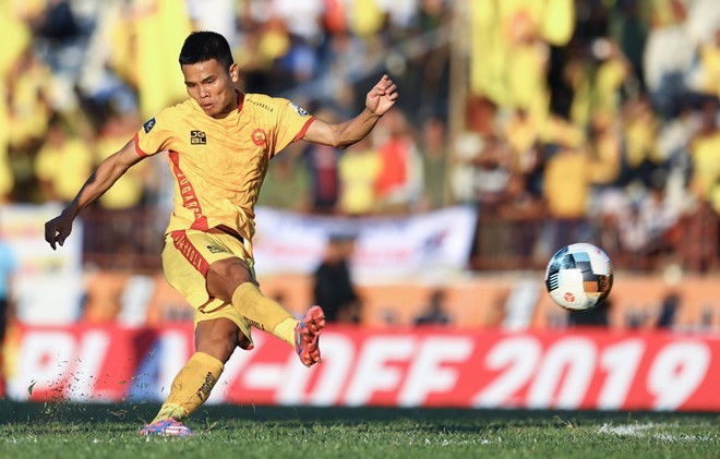  
Cú volley thành bàn của  Lê Văn Thắng giúp CLB Thanh Hóa ở lại với sân chơi V.League.