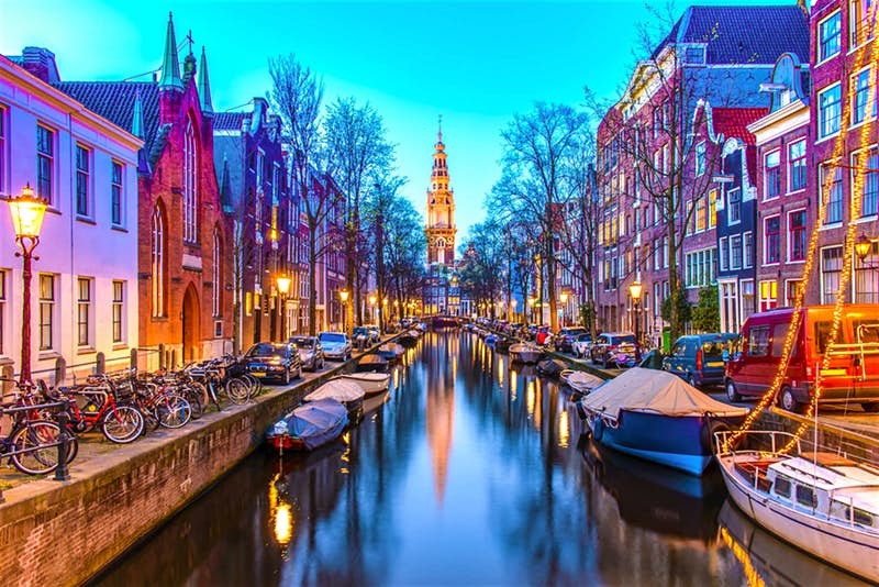  
Khách du lịch có thể trả giá, bắt đầu từ 100 Euro (khoảng 2,6 triệu VNĐ), để kết hôn với một cô dâu hoặc chú rể và cùng nhau tận hưởng tuần trăng mật ở thành phố Amsterdam xinh đẹp. 