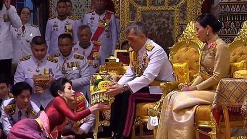  
Cựu Hoàng quý phi Thái Lan - Sineenat được Quốc vương Maha Vajiralongkorn phong làm Hoàng quý phi. (Ảnh: Reuters)