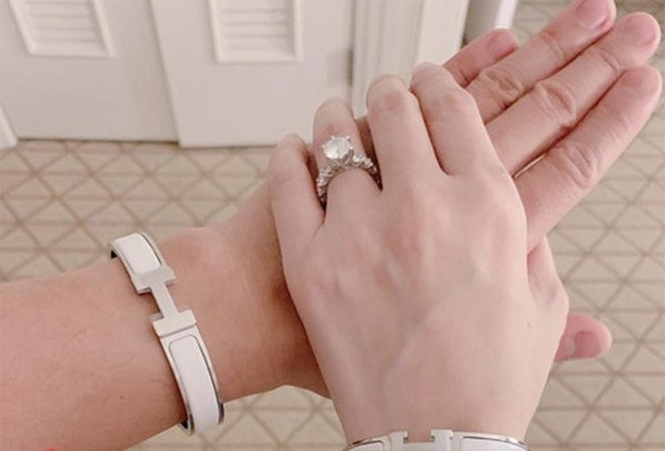  
Nhẫn kim cương và vòng tay Hermes Trấn Thành tặng Hari. Đây cũng là chiếc vòng thường xuyên được cô nàng diện khi đi làm. 