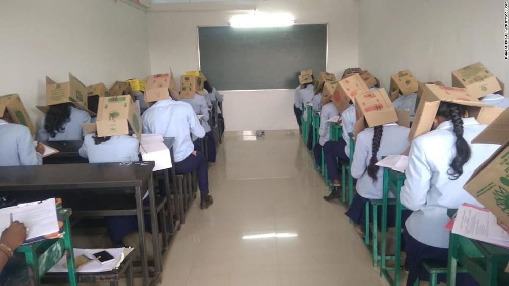  
Các bạn sinh viên đều đội hộp giấy lên đầu khi thi (Ảnh: CNN)