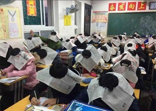  
Ở Trung Quốc có trường còn cho các bạn đội cả giấy báo thế này cơ mà (Ảnh: FB)