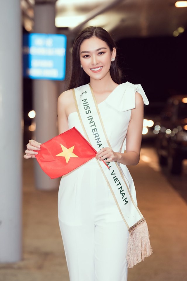  
Nàng hậu đeo sash Miss International Việt Nam, trên tay cầm lá cờ tổ quốc. - Tin sao Viet - Tin tuc sao Viet - Scandal sao Viet - Tin tuc cua Sao - Tin cua Sao