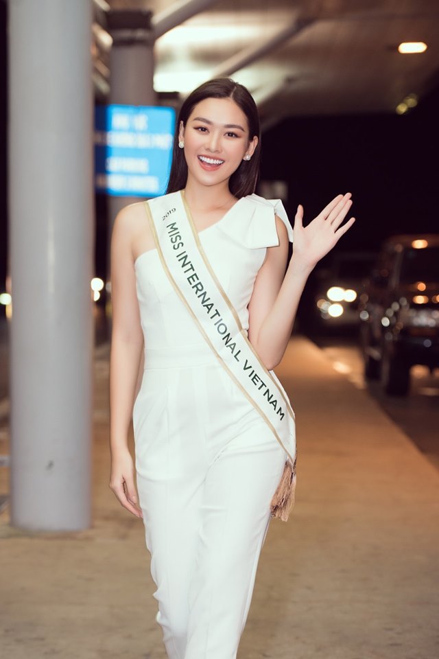 Tường San nghẹn ngào ôm chặt bố mẹ lên đường tới Miss International - Tin sao Viet - Tin tuc sao Viet - Scandal sao Viet - Tin tuc cua Sao - Tin cua Sao
