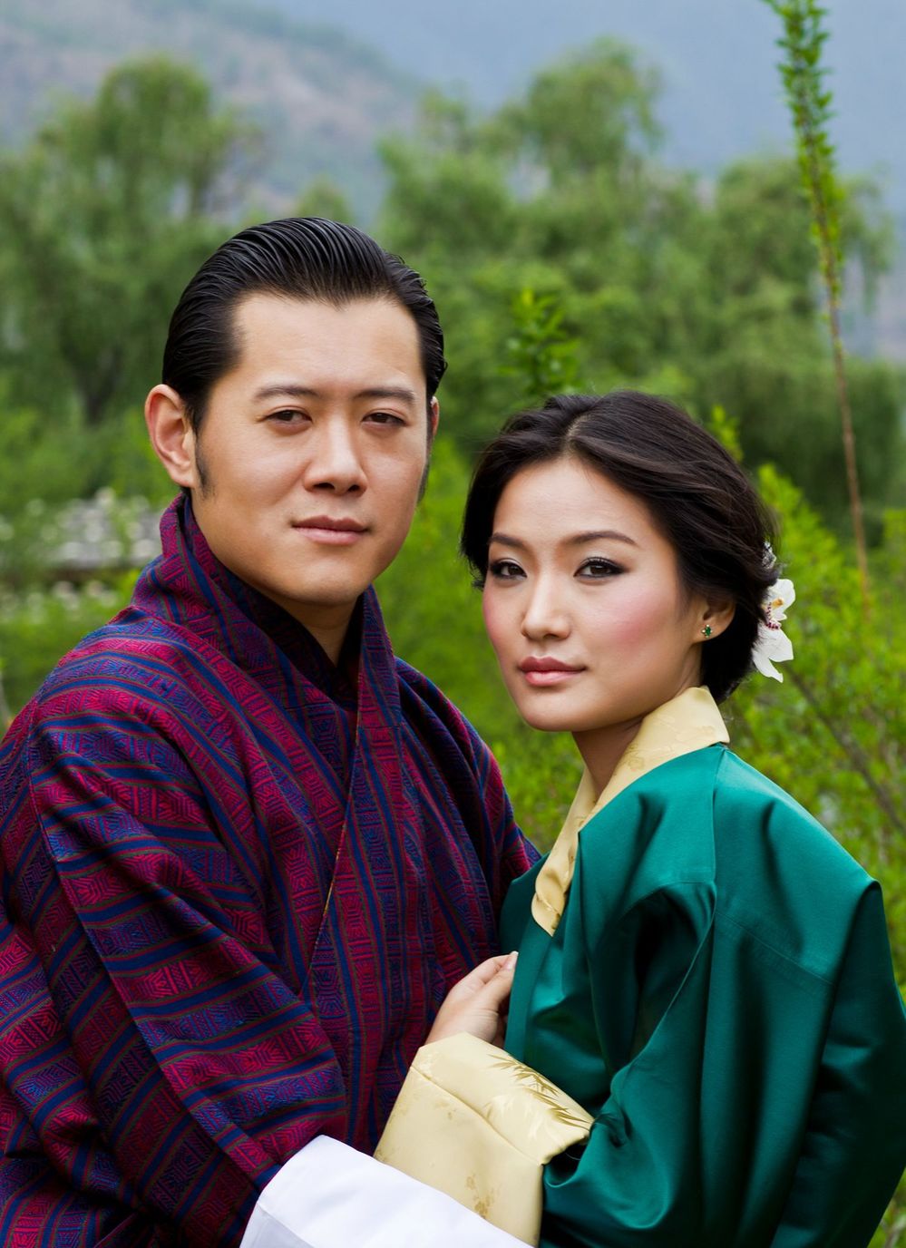  
Nét xinh đẹp, yêu kiều của Jetsun Pema khi đứng cạnh chồng - Quốc vương Bhutan. (Ảnh: FB)