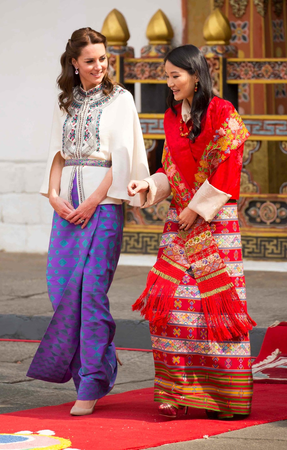  
Hoàng hậu Bhutan đi bên cạnh và trò chuyện với một tượng đài về nhan sắc và thời trang là công nương xứ Cambridge. (Ảnh: FB)