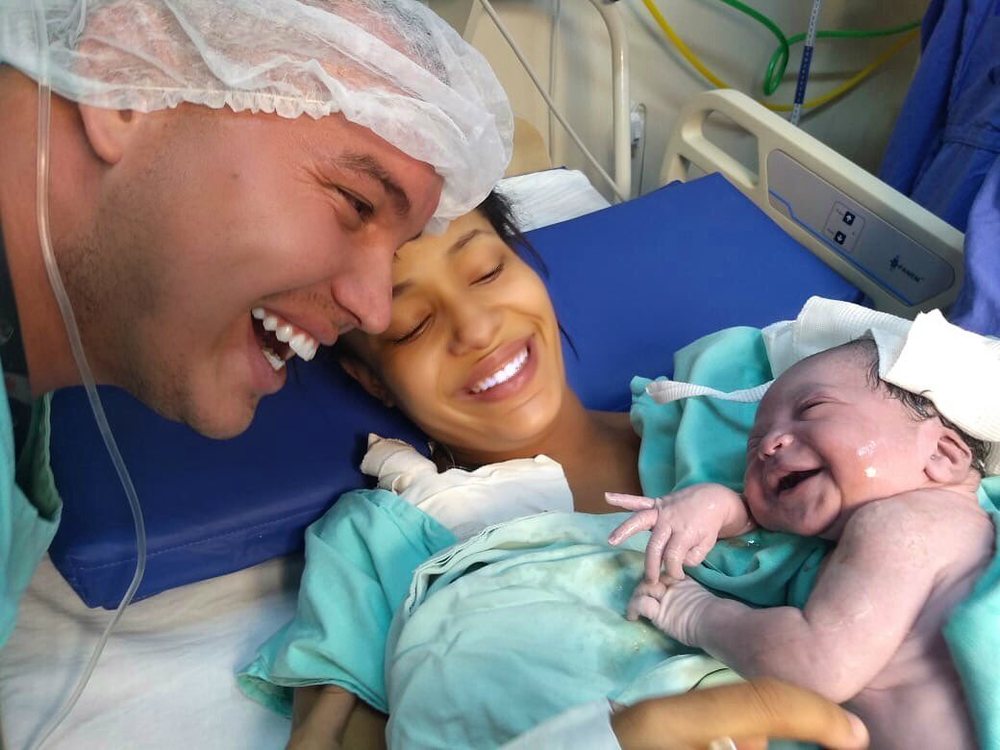 Vừa chào đời, em bé sơ sinh cười “khoái chí” khi nhận ra giọng bố mình