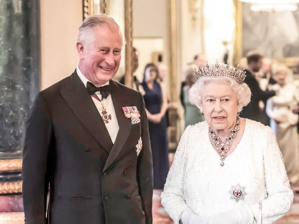  
Nữ hoàng Anh Elizabeth II và Thái tử Anh Charles
