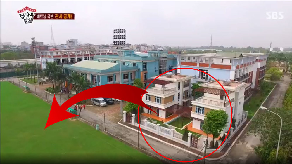  
Nhà của HLV Park Hang-seo có thể quan sát được các sân tập ở phía đối diện.
