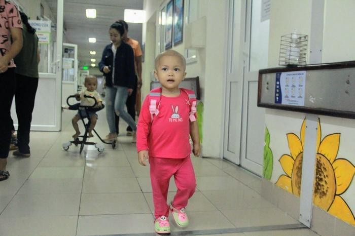 Xót lòng bé gái 3 tuổi bị ung thư: 