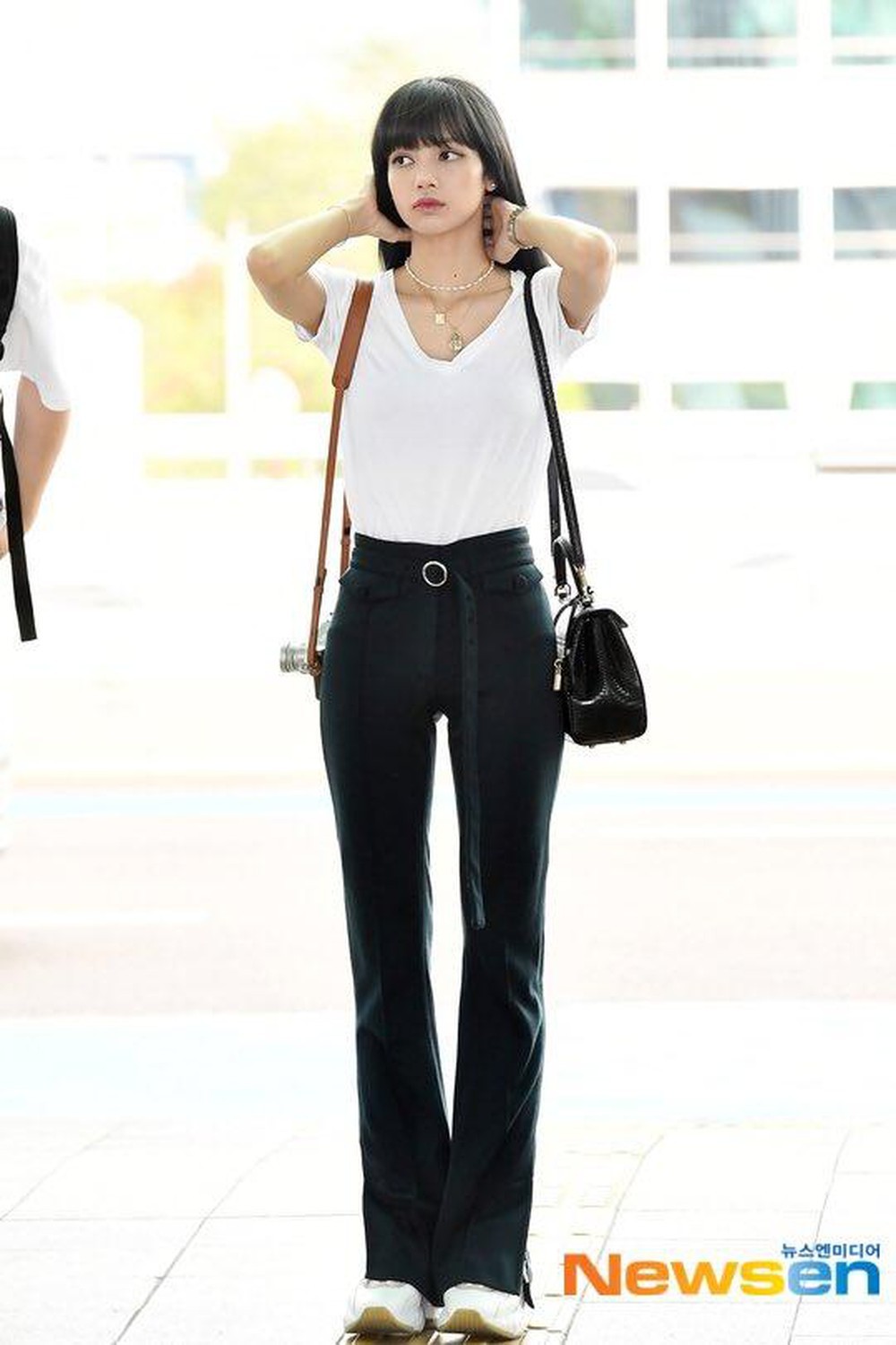  
Cô nàng thường chọn những mẫu quần làm tăng thêm độ dài của đôi chân mình. (Ảnh: Naver)