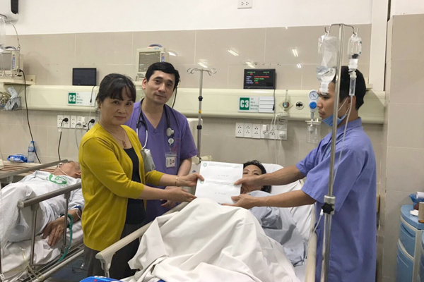  
Phòng CTXH của BV Bạch Mai trao tiền hỗ trợ bệnh nhân (​Ảnh: Vietnamnet)