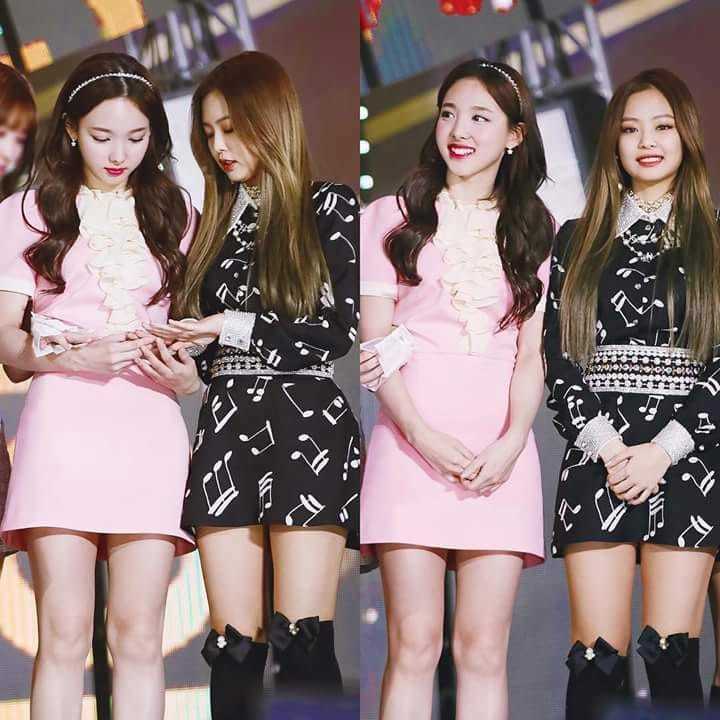  
Nayeon và Jennie khi đứng chung khung hình có vẻ không hơn kém nhau là bao, song nhờ sự vui tươi, nhí nhảnh của mình mà Nayeon trông trẻ trung, thân thiện hơn Jennie rất nhiều. (Ảnh: Pinterest).