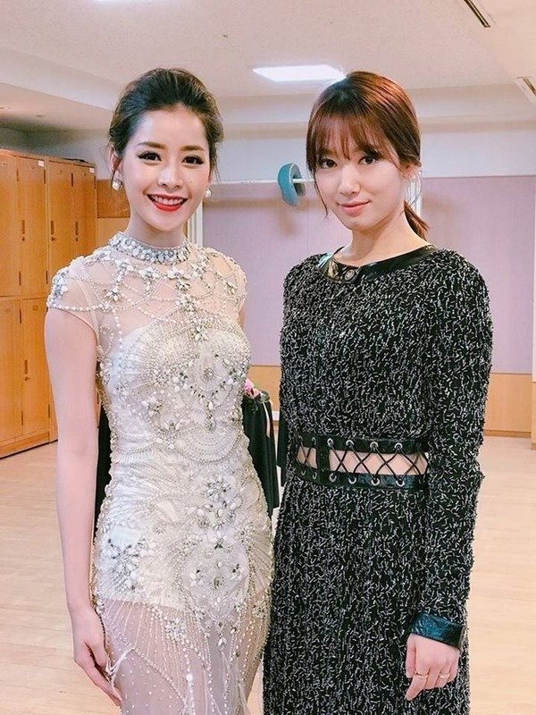  
Chi Pu vẫn nổi bần bật khi đứng cạnh "em gái quốc dân" Park Shin Hye. Dường như nhan sắc của Chi Pu ngày càng thăng hạng nhanh chóng và cô nàng chưa từng chịu lép vế trước bất kỳ sao Hàn nào. (Ảnh: Pinterest).