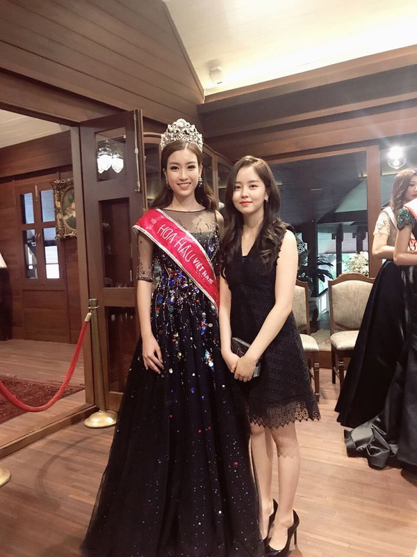  
Hoa hậu Đỗ Mỹ Linh lép vế trước Kim So Hyun khi tham dự một sự kiện diễn ra ở Thái Lan năm 2017. Mặc dù thua kém về chiều cao, song Kim So Hyun vẫn chứng tỏ được nhan sắc của mình nhờ vẻ ngoài trẻ trung, xinh đẹp. (Ảnh: Pinterest).