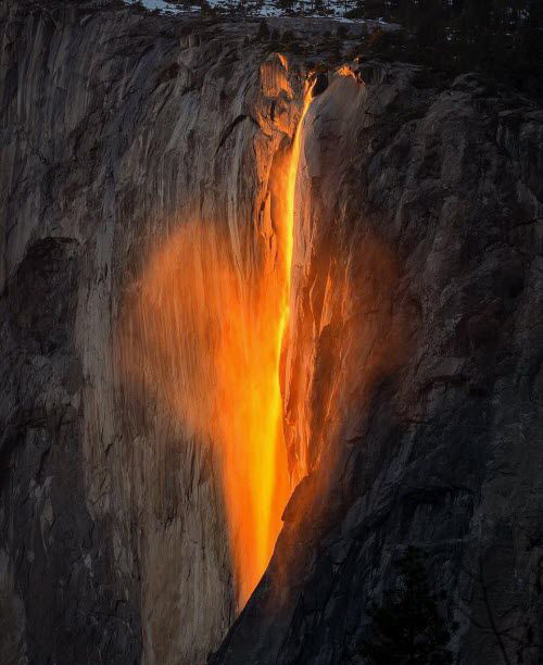  
Cuối tháng 2, thác nước Horsetail ở thung lũng Yosemite, Công viên Quốc gia Yosemite, bang California, Mỹ sẽ rực cháy như đổ lửa xuống núi thay màu trắng xóa của nước. Hiện tượng này là do ánh chiều hoàng hôn chiếu xuống thác nước, làm cho một góc nhìn sẽ ảnh lên màu đỏ lửa. Đây là một hiện tượng kỳ ảo của thiên nhiên.