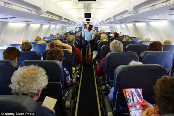  
Hành khách đi trên các chuyến bay đều phải tuân thủ nghiêm ngặt những quy định do hãng hàng không đề ra để đảm bảo an toàn. (Ảnh: dailymail)