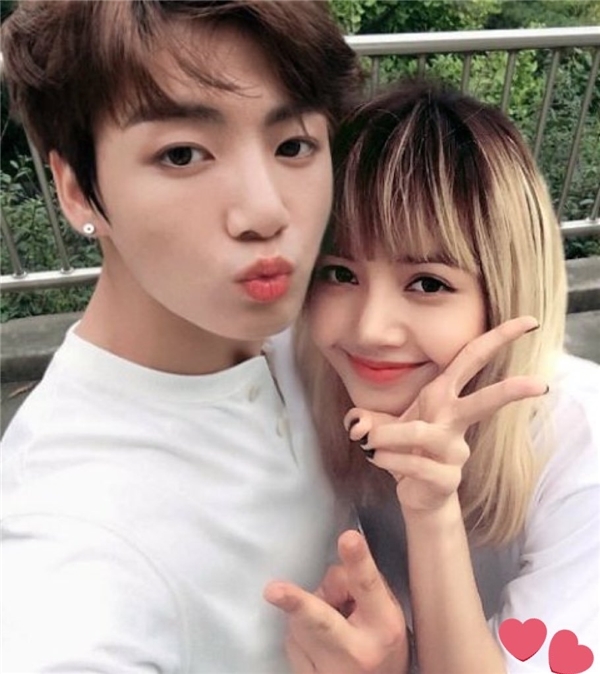 V(BTS), Jungkook, ghép ảnh ôm nhau. Hai chàng trai điển trai này sẽ làm bạn say đắm bất cứ ai vì sự đáng yêu và tình cảm mà họ trao nhau.