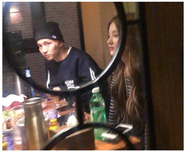  
Nancy cùng Q đi uống rượu giữa đêm, hình ảnh do sasaeng fan chụp lại. (Ảnh: Twitter)