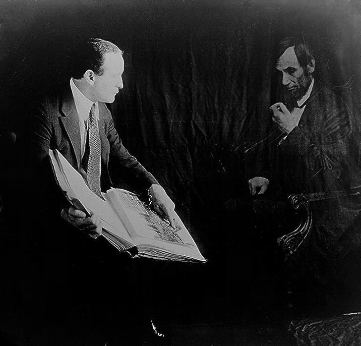 Vị Tổng thống thứ 16 của Hoa Kỳ - Abraham Lincoln cũng có một bức ảnh để đời được chụp bởi Harry Houdini vào thập niên 1920, cách đây đúng 99 năm.